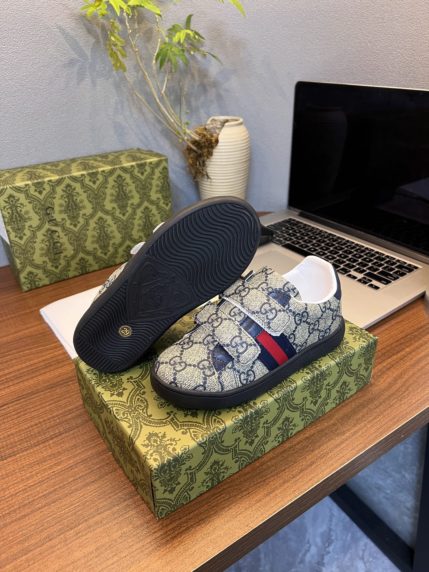 Children's shoes child
